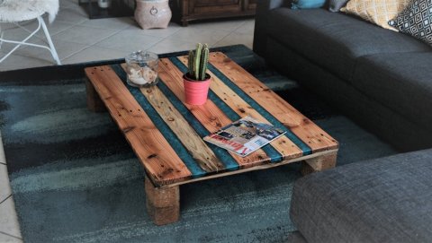 Création et conception d'une table basse en bois de palettes et résine à Lyon