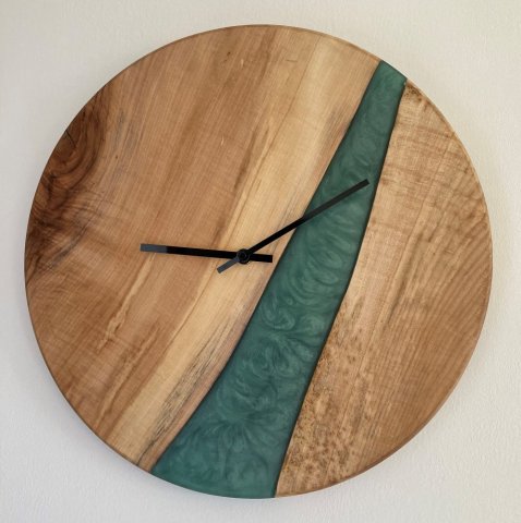Création et conception d'horloge en bois et résine à Lyon