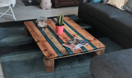 Création et conception d'une table basse en bois de palettes et résine à Lyon